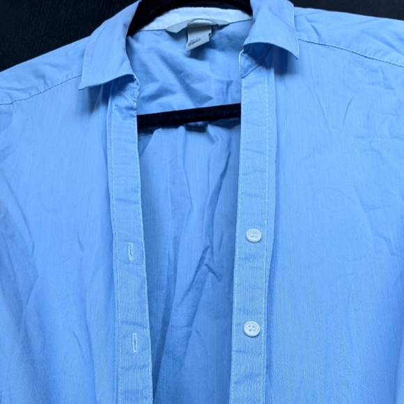 ✨2/$40✨ H&M long sleeve button-down - Picture 2 of 4